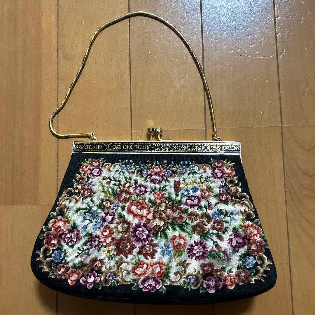 花柄刺繍 黒 プチポアンバッグ - メルカリ