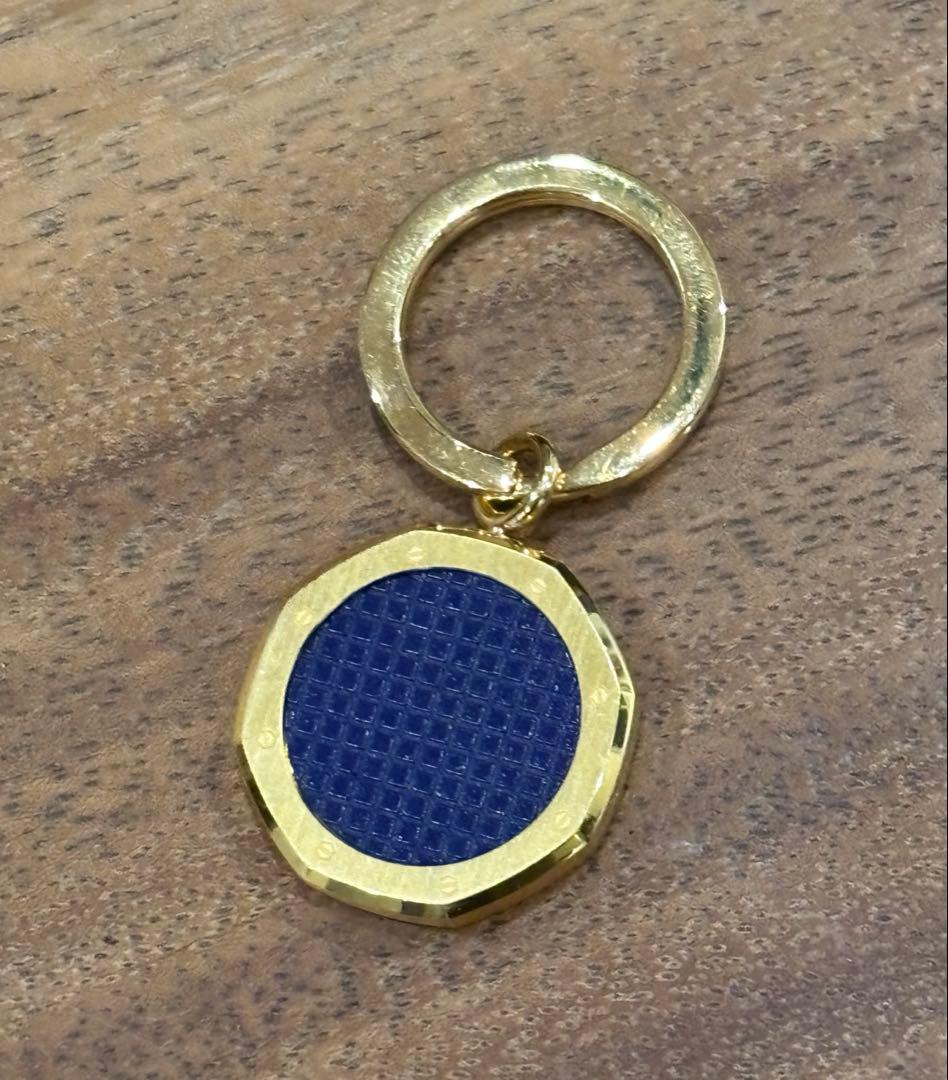 オーデマ・ピゲ　AUDEMARS PIGUET　キーホルダー　ゴールド／ブルー オーデマ ピゲ(AUDEMARS PIGUET) 2023新作 オーデマ ピゲから輝く