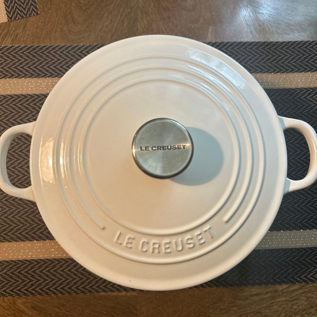 LE CREUSET ココットロンド　シグニチャー　22cm ホワイト ル・クルーゼ[Le Creuset]のシグニチャー ココット・ロンド｜お祝い