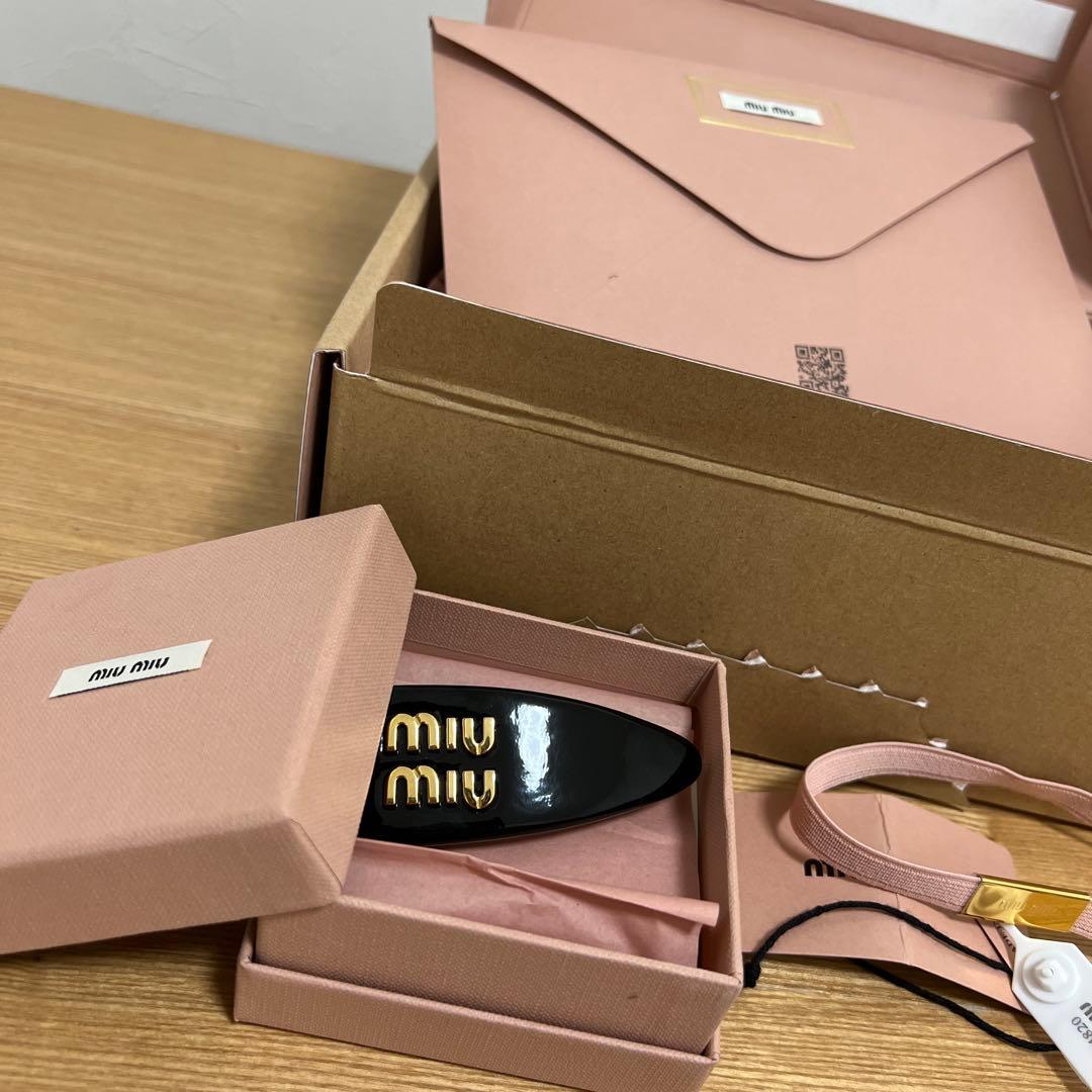 miumiu パテントレザーヘアクリップ ブラック 国内買付【MIU MIU】パテントレザー ヘアクリップ (MiuMiu/ヘア