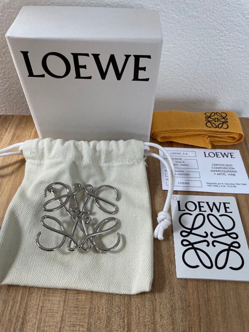 ✨極美品✨LOEWE アナグラムブローチ シルバー 付属品・リボン付き LOEWE ロエベ アナグラム ブローチ シルバー｜Yahoo!フリマ（旧PayPay