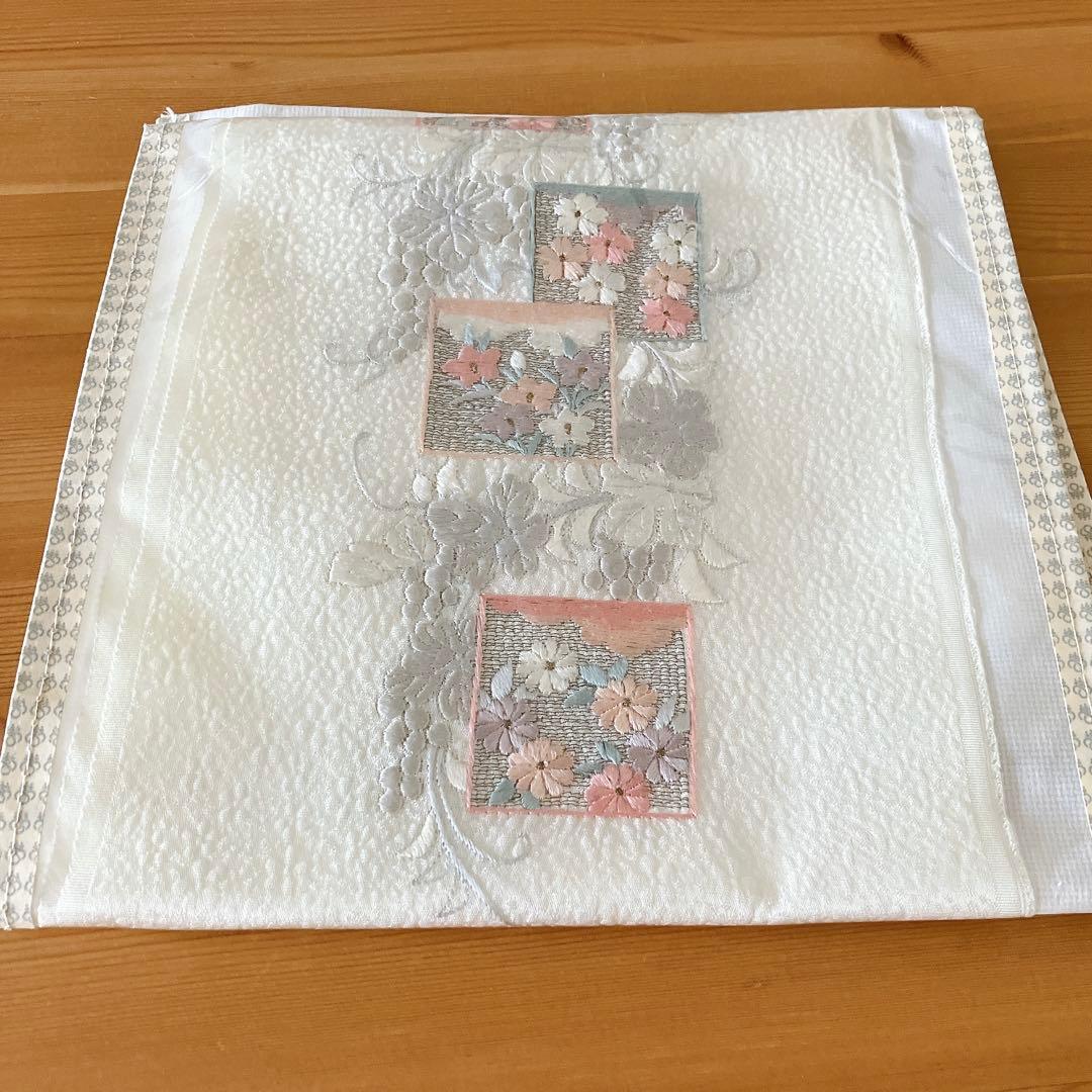 【未使用】刺繍　半衿　正絹　成人式　結婚式　振袖　訪問着　ママ振　絹100% 楽天市場】半襟 半衿 刺繍 振袖 成人式 白 全3色 訪問着 色無地 彩小径