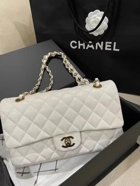 CHANEL ホワイト ショルダーバッグ キルティング - メルカリ