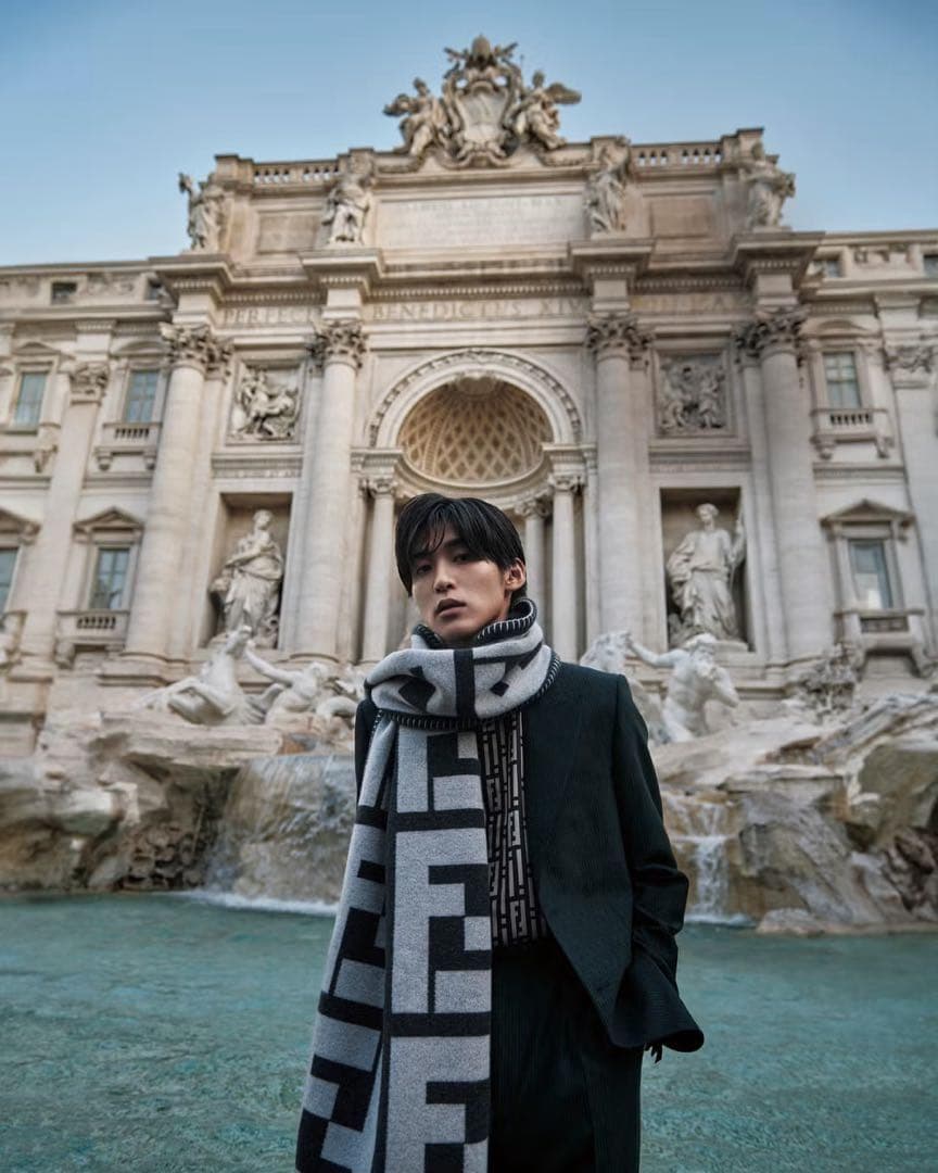 新品未使用✨FENDI FFロゴ マフラー グレー ブラック 目黒蓮着用 Snow Man・目黒蓮、川口春奈、FENDIアイコンバッグ「ピーカブー」2024