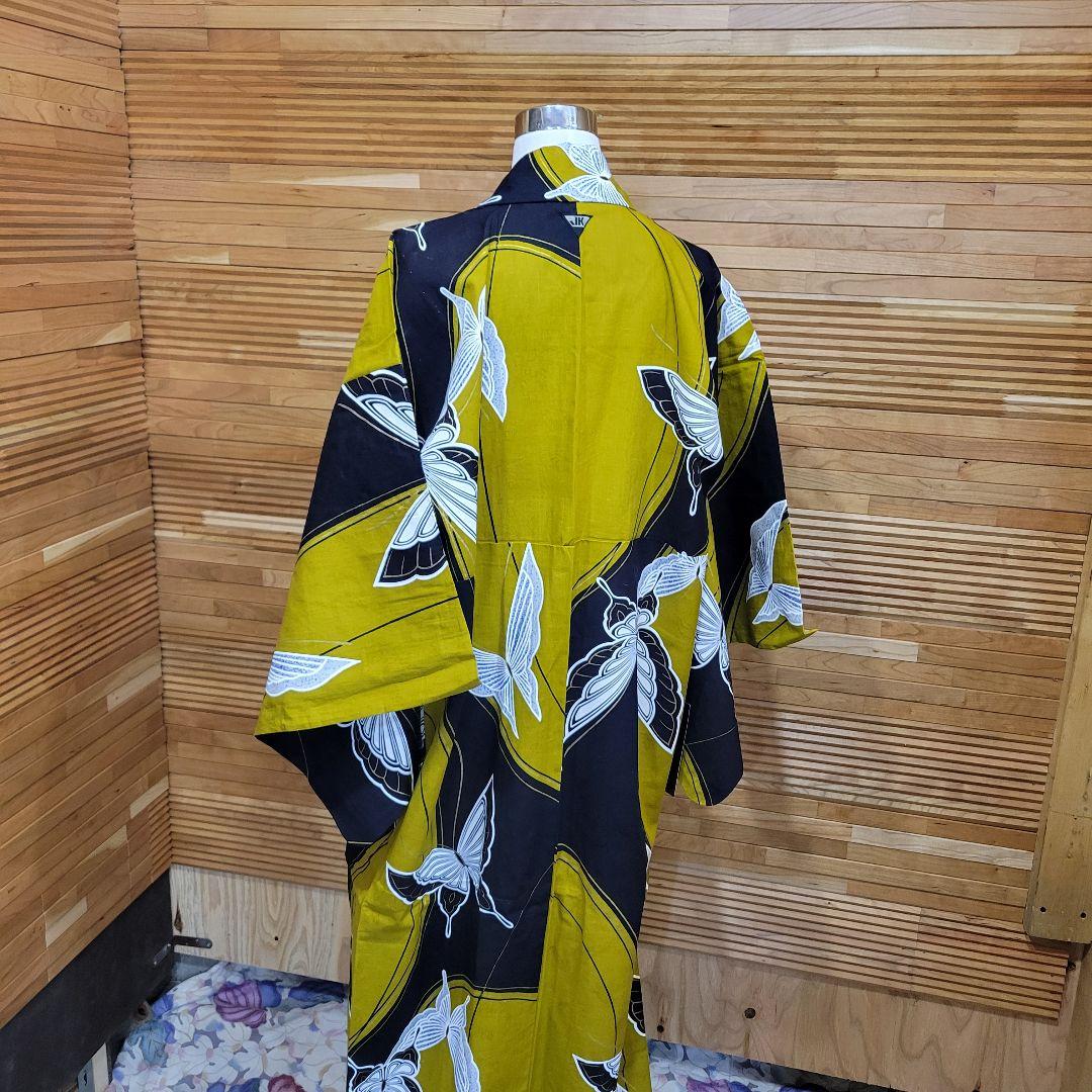 コシノジュンコ 蝶がインパクトある絵模様を見せる注染めの浴衣です