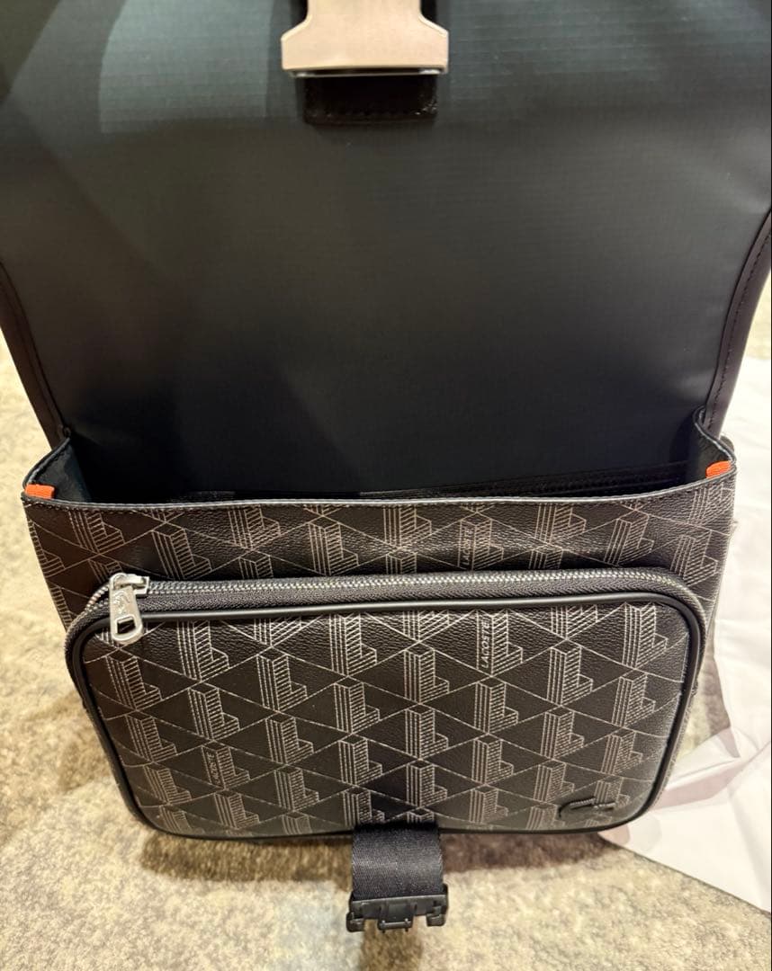 【超美品】新品　LACOSTE 幾何学模様 ショルダーバッグ《保存袋付き》