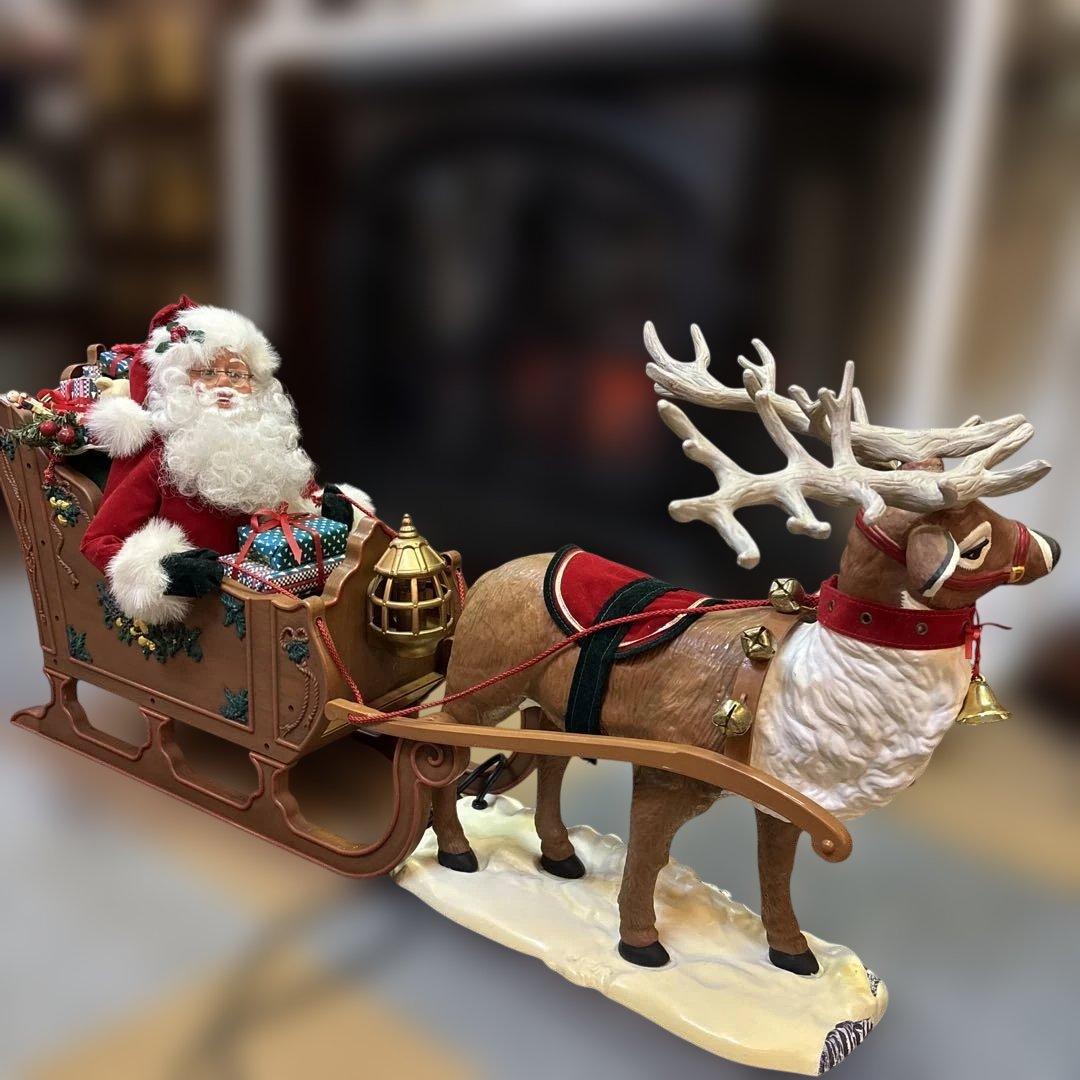 トナカイさんが引くソリに乗ったサンタさん トナカイたちが引くソリに乗ったサンタクロースのイラストのイラスト