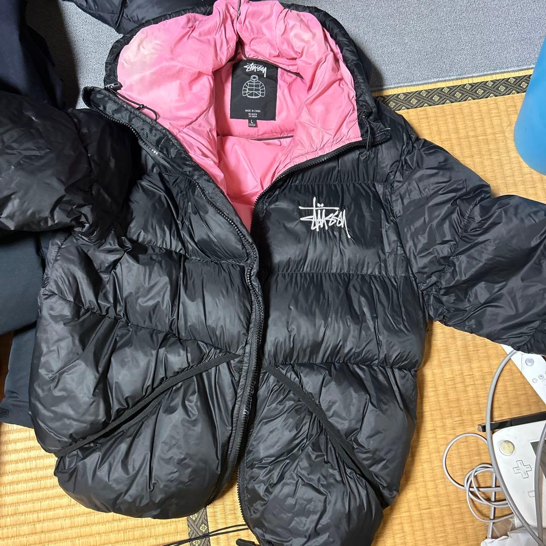 Stussy ダウンジャケット ブラック/ピンク Stussy ブラック ピンク ダウンジャケット M - メルカリ