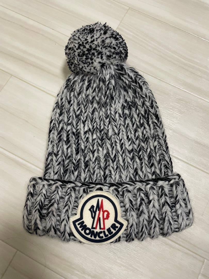 MONCLER ポンポン付きニット帽 - メルカリ