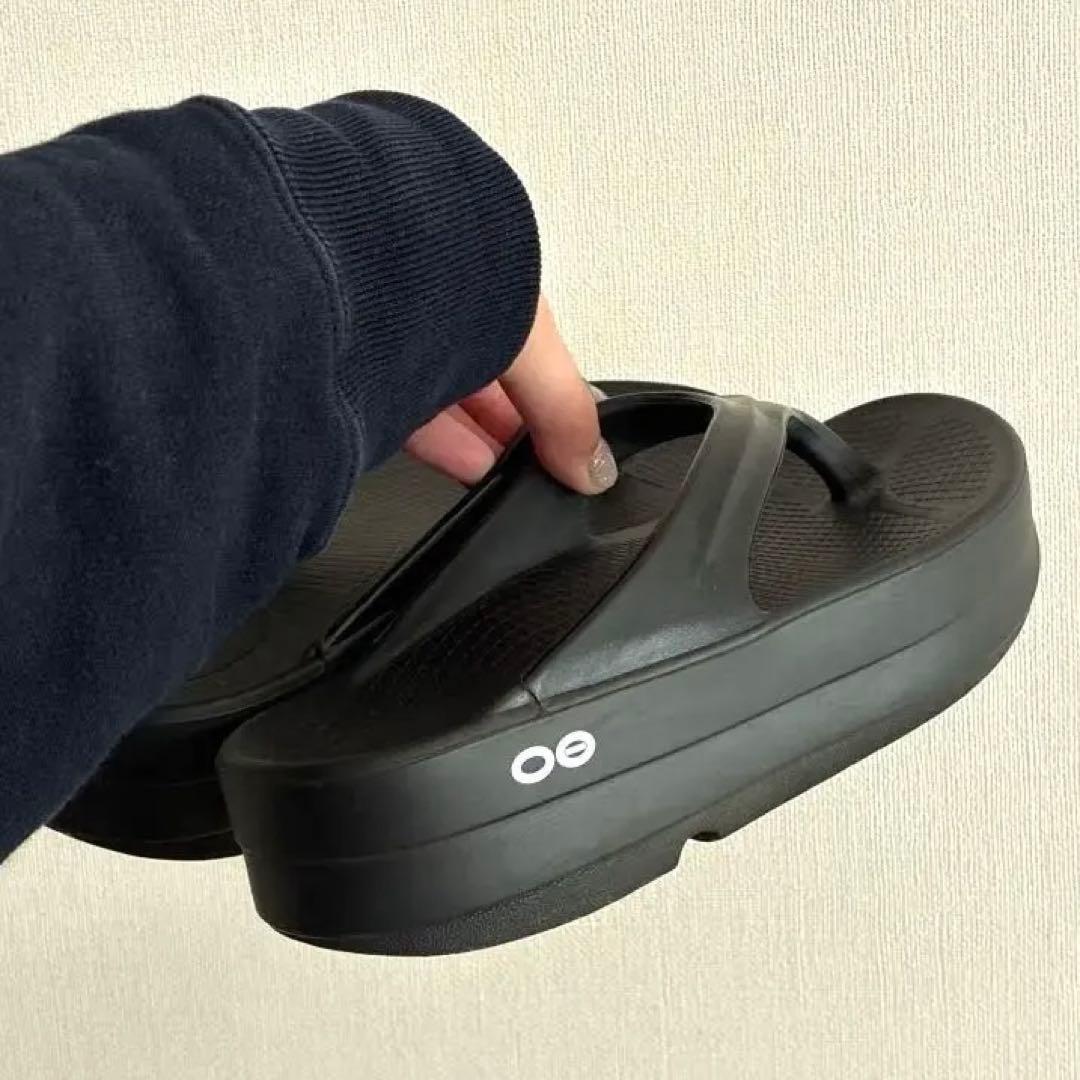 【1/21のみ大幅値下げ&明日発送可能】OOFOSOomegaブラック23センチ OOFOS（ウーフォス） 正規取扱店 ウーメガウーアー OOmegaOoahh 厚底
