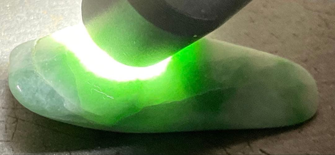 鮮やかな緑色 糸魚川翡翠3g ヒスイ ひすい - メルカリ