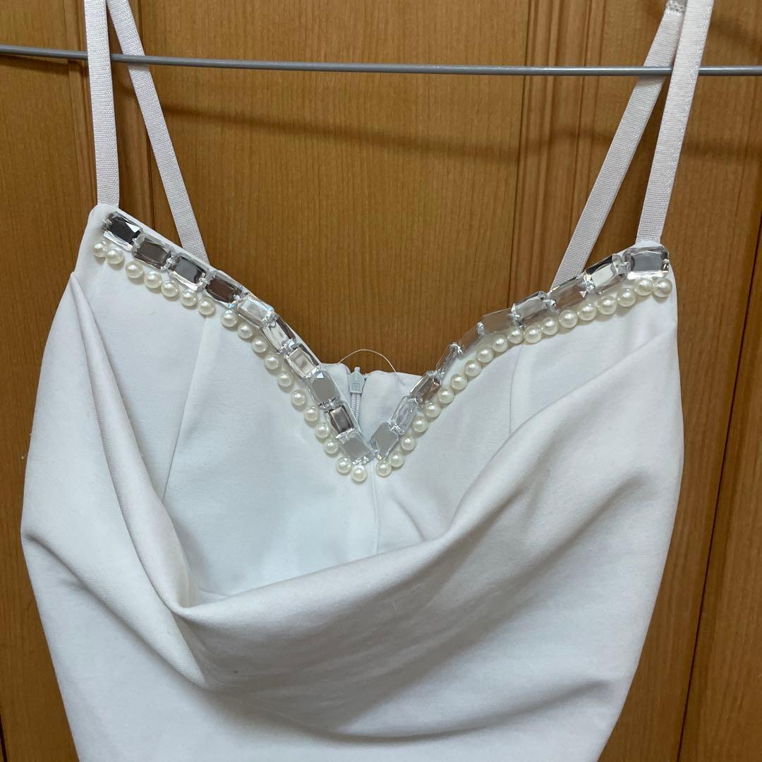 ビーズ装飾付きホワイトタイトドレス - メルカリ