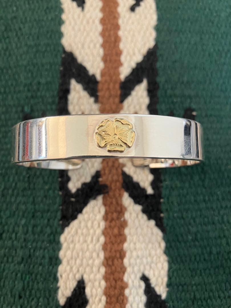 TETSUYA 　goro's ゴローズ　k18ローズ付き平打ちブレス goro's - 18kローズ付き平打ちブレスの通販 by J's shop｜ゴローズなら