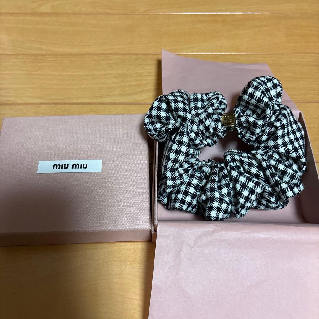 Miumiuギンガムチェック シュシュ ブラック ホワイト - メルカリ