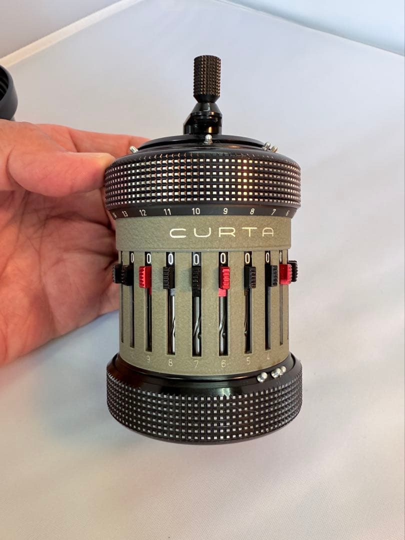 クルタ Type2 CURTA ケース付き 機械式計算機 小さな機械式計算機 クルタ計算機