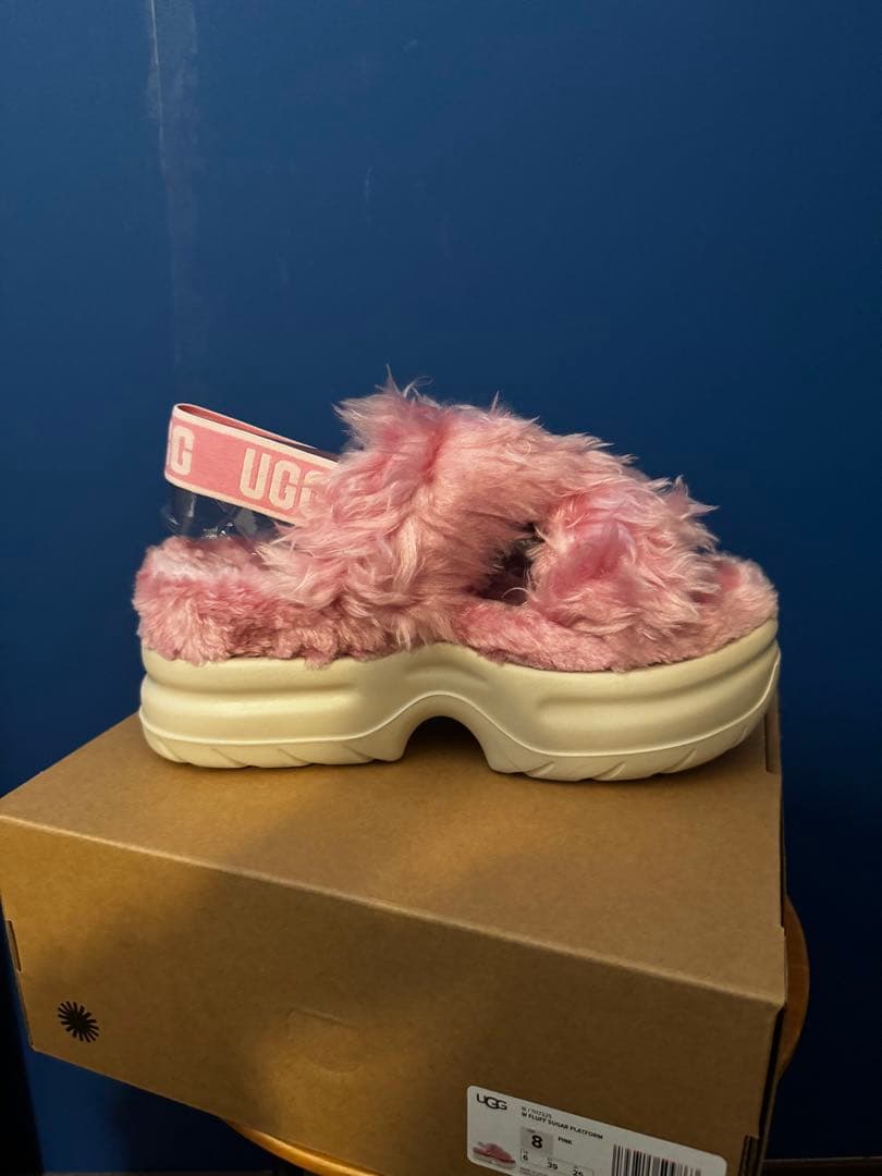 新品未使用　UGG ピンクファー厚底サンダル UGG - UGG ピンクファーサンダルの通販 by 33｜アグならラクマ