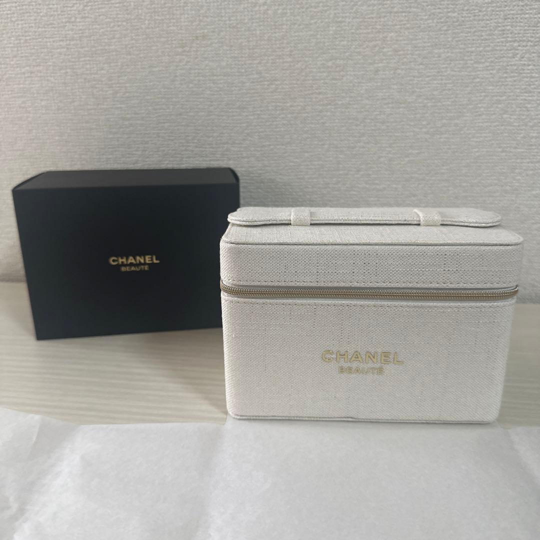 CHANEL BEAUTE ミニバニティ Small vanity with chain - Shiny lambskin & gold-tone metal, light
