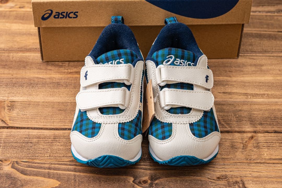 familiar スニーカー　新品未使用　asics familiar（スニーカー）のフリマアイテム一覧