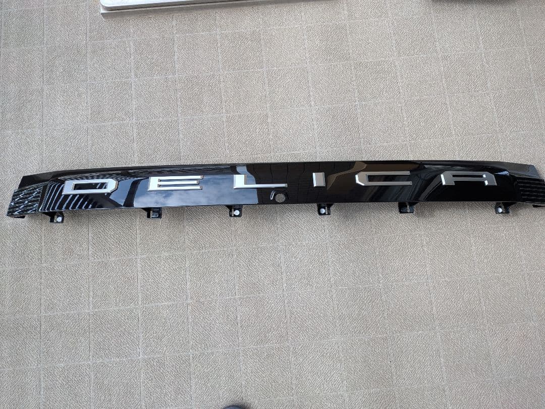 新型 デリカD5 純正リアガーニッシュ リアエンブレム - メルカリ