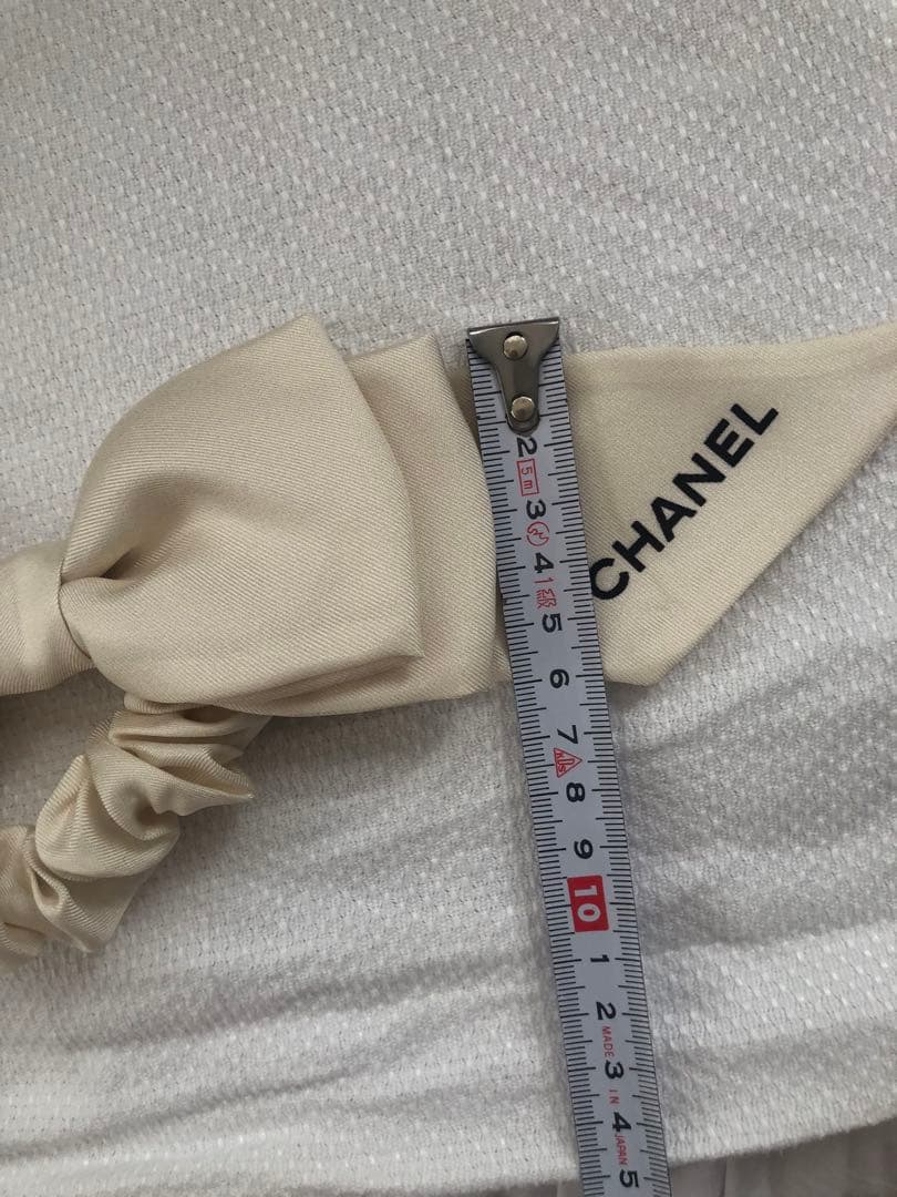 CHANEL アイボリー リボンヘアゴム スズ，グランマ様こ専用。 - メルカリ
