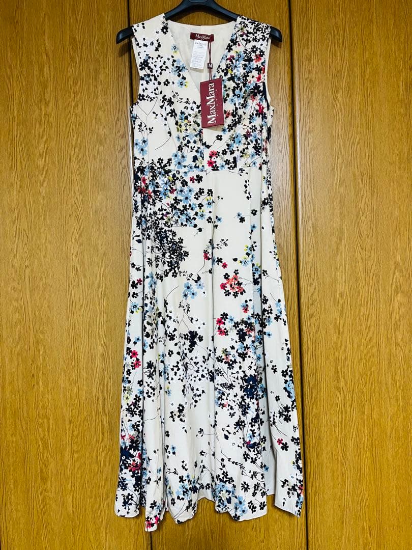 売り切り 新品タグ付きMaxMara 花柄 ノースリーブ ロングワンピース42 HUG.U（ハグユー） ワンピース ロング ノースリーブ ロングワンピース