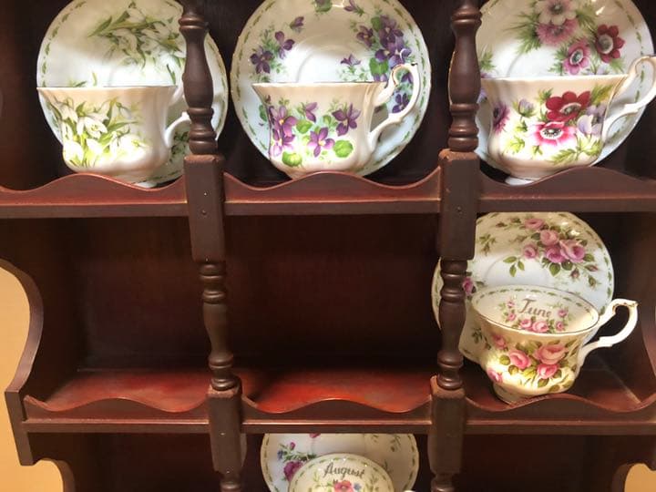 ロイヤルアルバート フラワー オブ ザ マンス 飾り棚 カップボード
