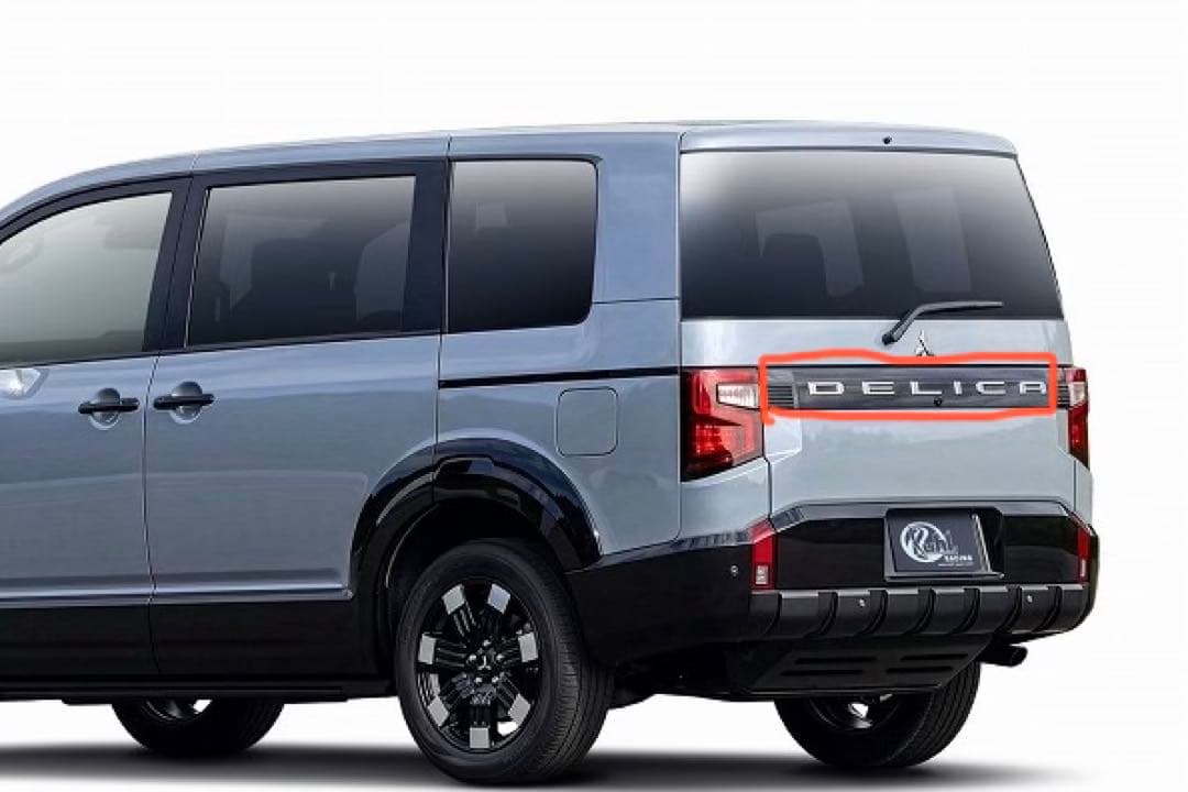 新型デリカD:5】リアガーニッシュ一体エンブレム 新車納車前外し