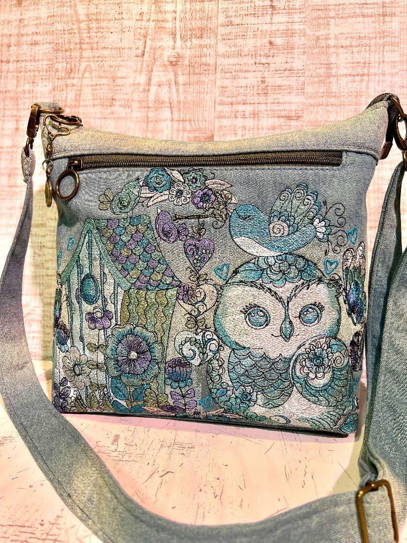 インディゴグラデデニム♡刺繍のふんわり柔らかショルダーバッグ♡フクロウちゃん 手作り刺繍入りデニムバッグ | iichi 日々の暮らしを心地よくする