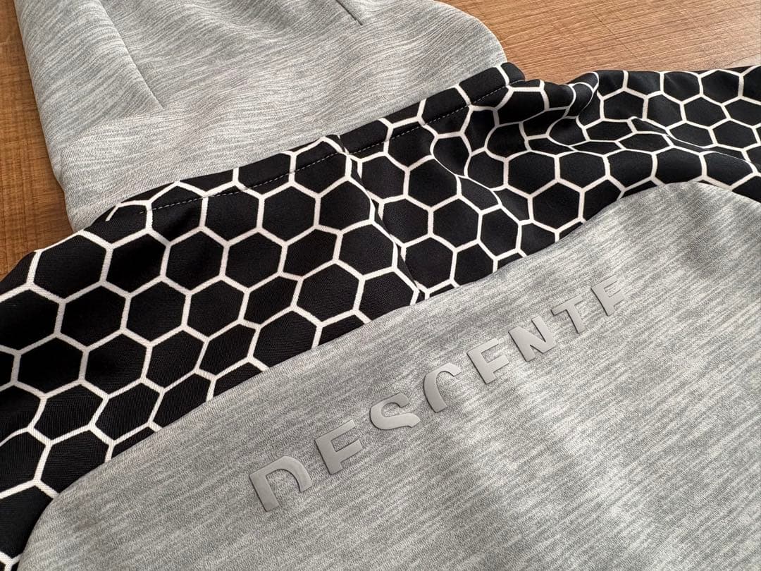 デサントゴルフ ダンボールニット ハニカムパターン袖 フード付き