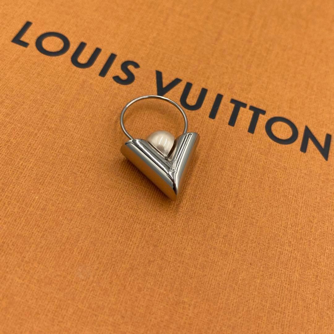 ！美品！　ルイヴィトン　ピアス　V シルバー LOUIS VUITTON（ルイ・ヴィトン） ピアス・エセンシャル V シルバー