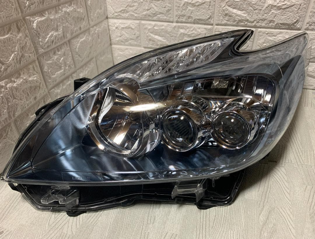 美しいオリジナルヘッドライト（左側）トヨタ プリウス ZVW30 ツーリング 送料無料 プリウス 30 後期 ZVW30 ヘッドライト 左 81185-47383 KOITO