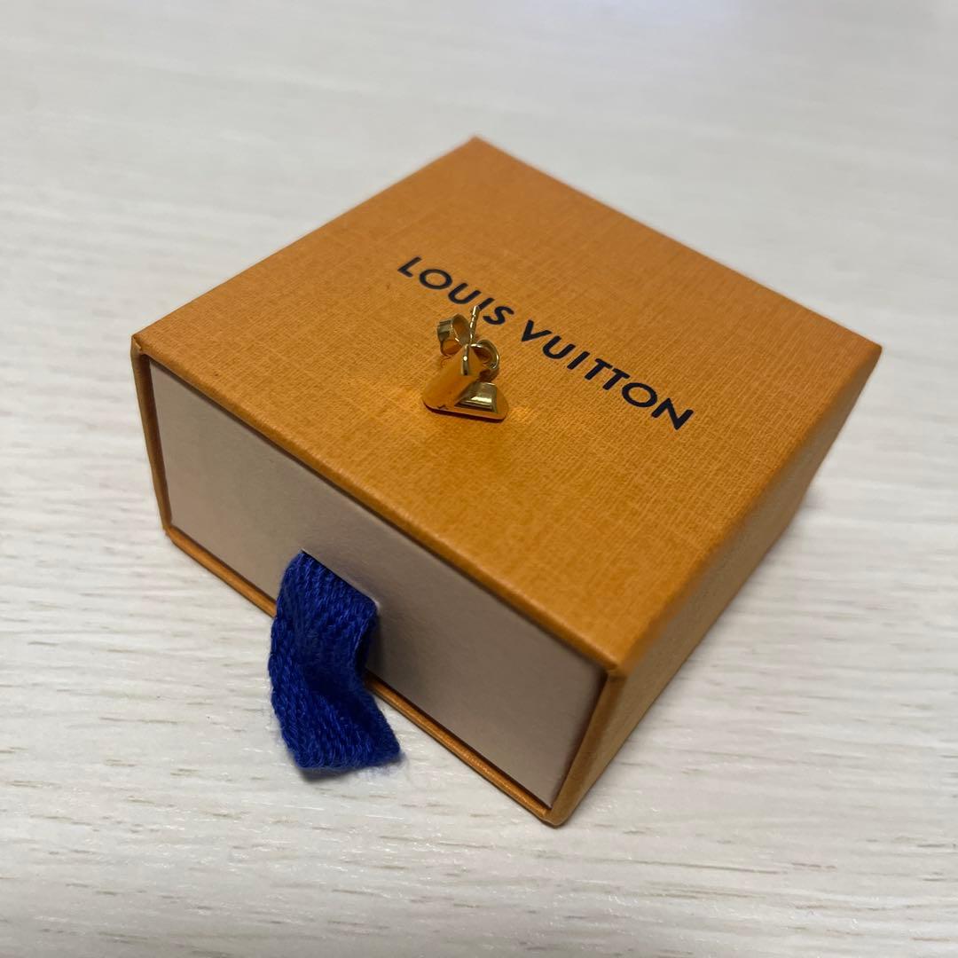 Louis Vuitton ゴールド V字型 ピアス(片耳用) LOUIS VUITTON V字型ピアス(エッセンシャル片耳用)の通販はau PAY