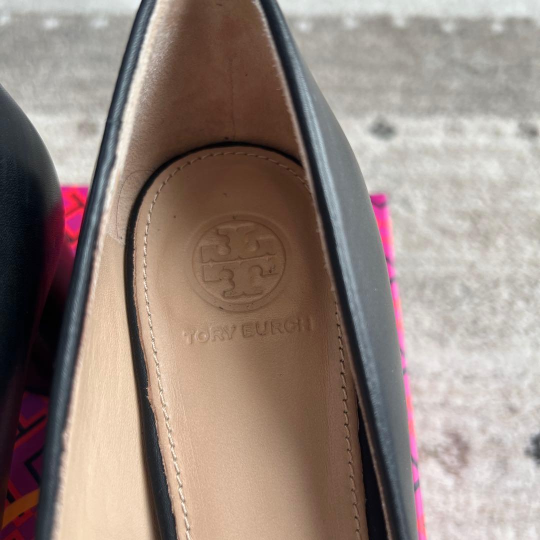 美品】TORY BURCH レザーパンプス 黒×ゴールド サイズ7（24cm） - 靴最