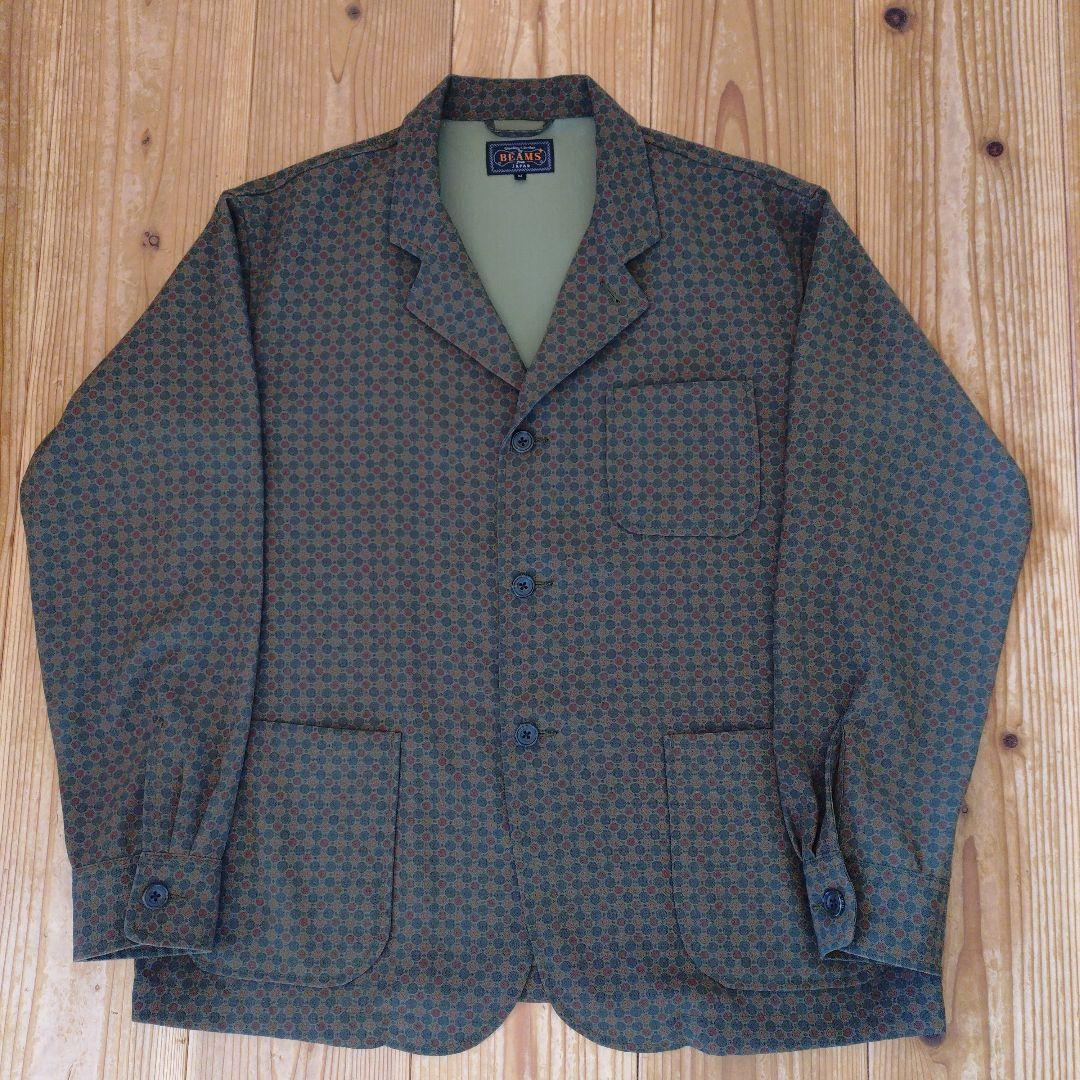 BEAMS PLUS / 4ボタン シャツカフ プリント ジャケット BEAMS PLUS（ビームス プラス）ポリエステル バティック プリント 4