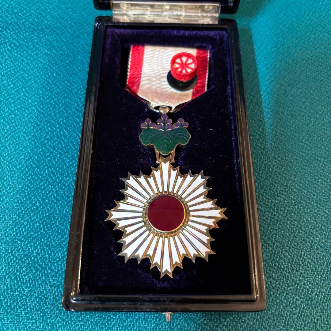 勲五等双光旭日章 勲章 （塗箱入り・略綬付） - メルカリ