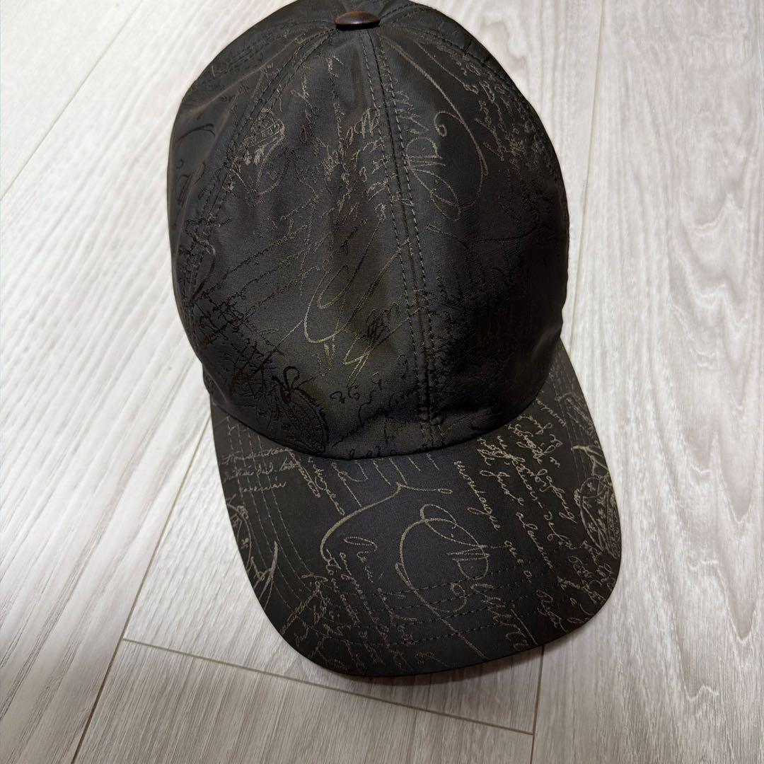 BERLUTI ブラック 文字柄 キャップ レザーバイザー ベースボールキャップ | ベルルッティ JP