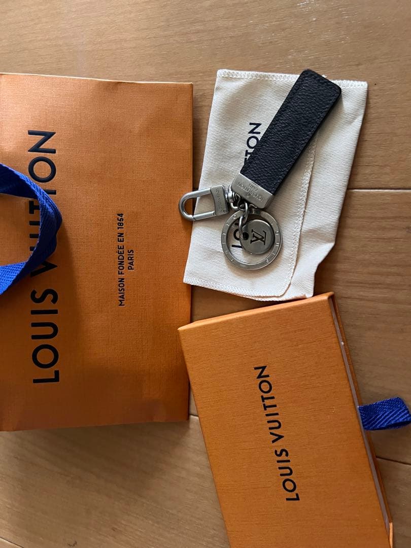 Louis Vuitton ブラック キーホルダー LV Shadow Dragonne Key Holder And Bag Charm S00 - Accessories