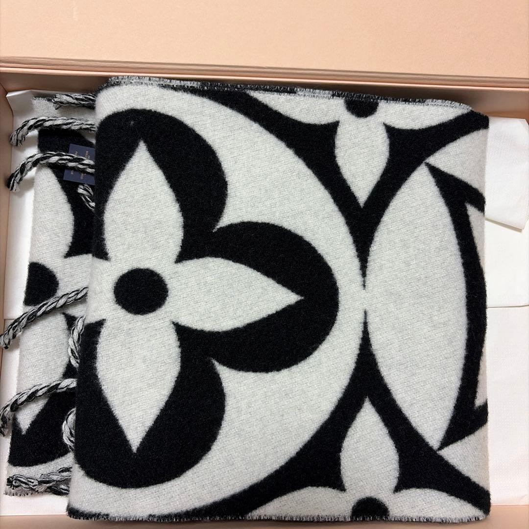 Louis Vuitton マフラー・LV メダリオン - メルカリ