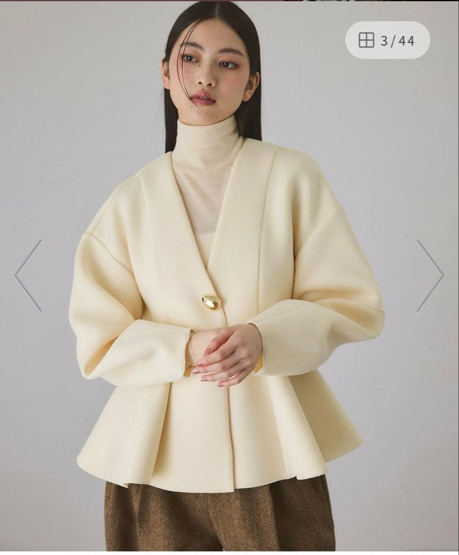 【美品】アダムエロペ　エッグブローチ付きペプラムカーディガン2025 SS 美品】アダムエロペ エッグブローチ付きペプラムカーディガン2025 SS