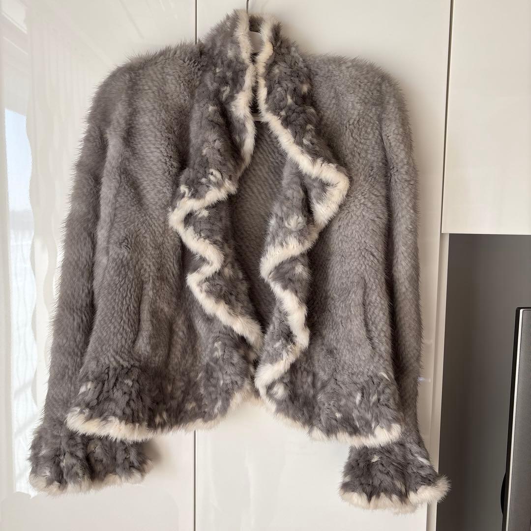 グレー フリル付きファーショートジャケット 予約]フェイクファーショートジャケット/ブルー – Lumier