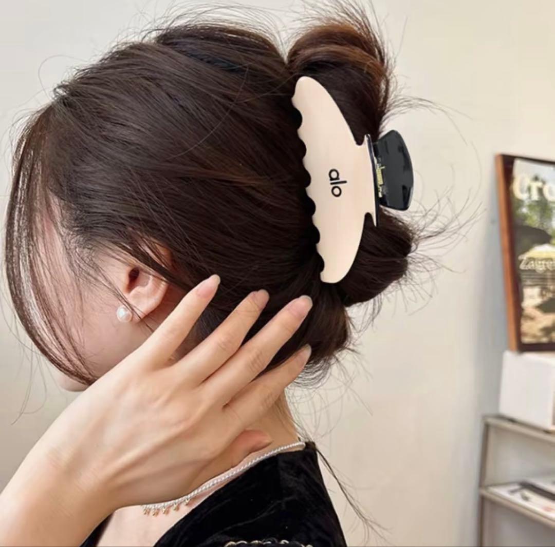 alo 波型ヘアクリップ ベージュと黒 1日2日で発送 - メルカリ