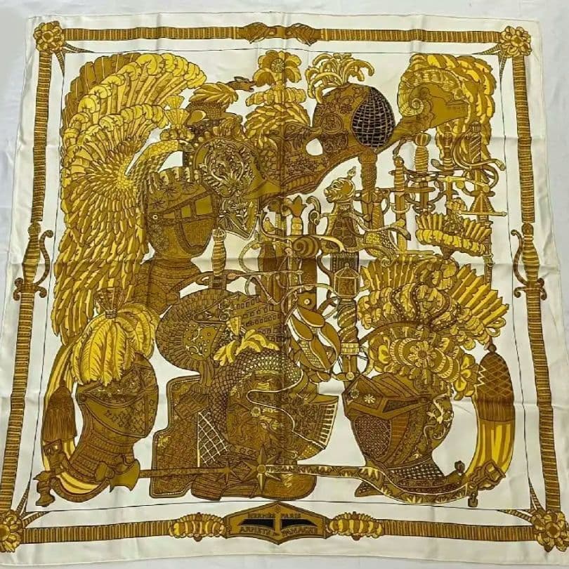 【セール】HERMES エルメス 　カレ 90　スカーフ　羽飾りの騎士兜　白✕金 エルメス スカーフ カレ90 羽飾りと鈴 ケース SILK100% | 東京銀座の