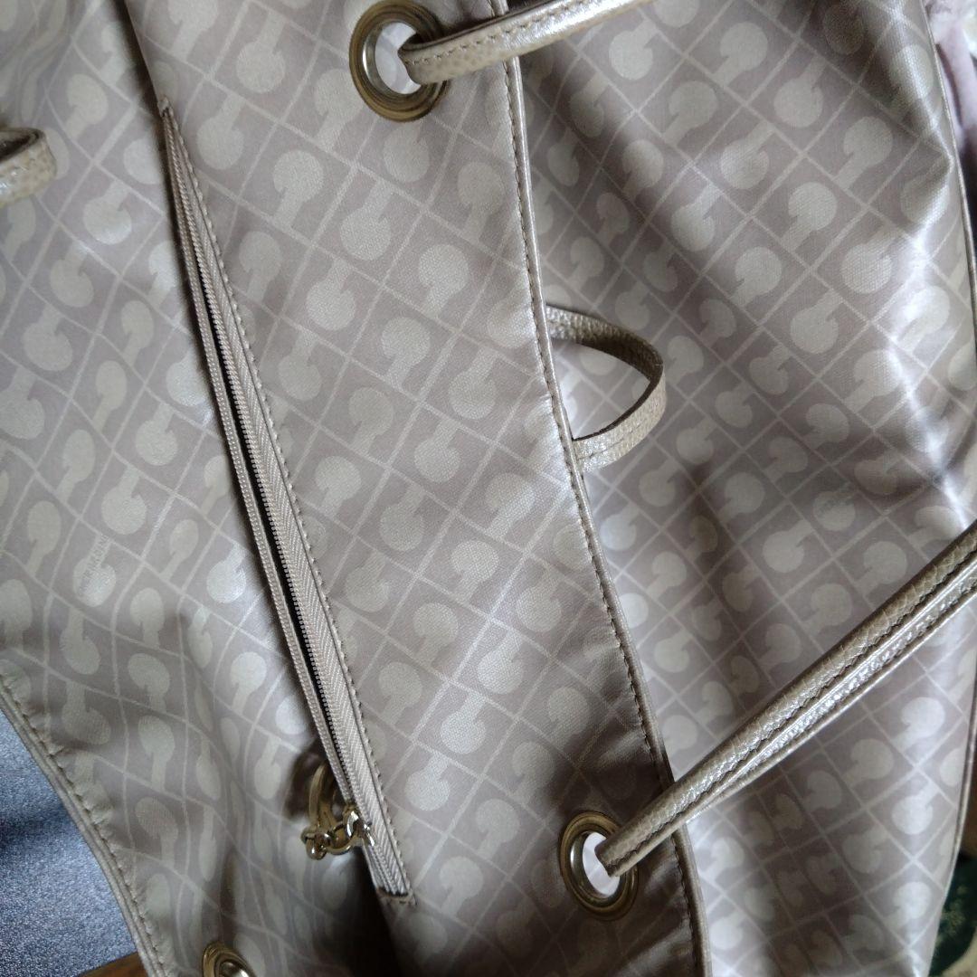 ゲラルディーニロゴ入りライトベージュトートバッグ - メルカリ