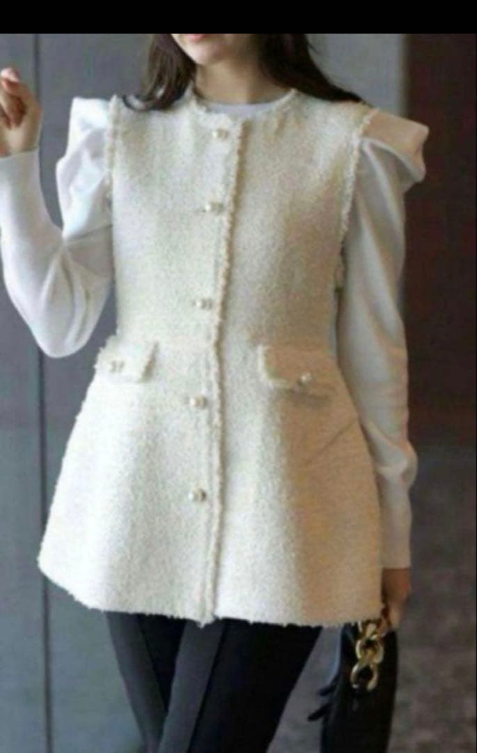 新品　Arpege story パールボタンツイードペプラムジレ　ホワイト Arpege story(アルページュストーリー)の「パールボタンツイード