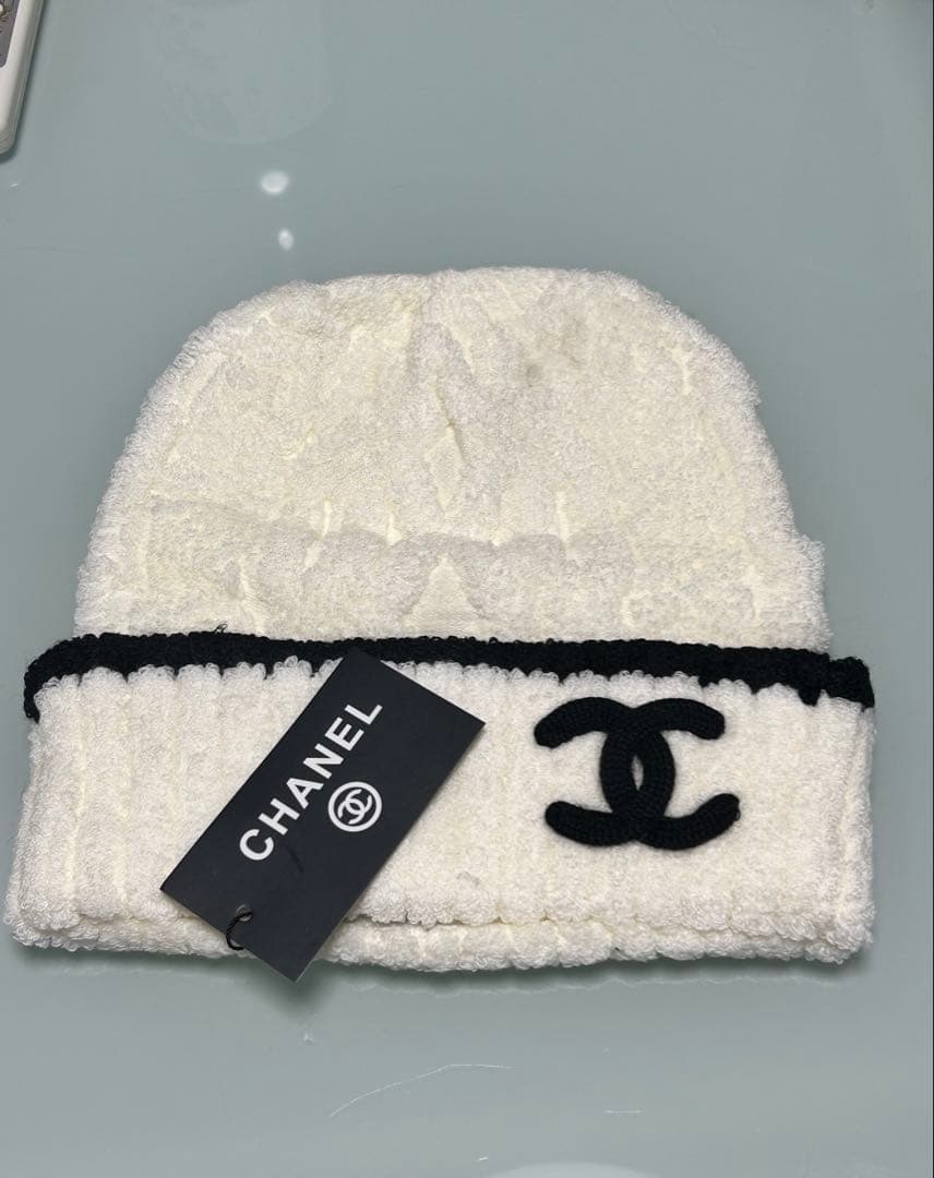 CHANEL ロゴ入りニット帽ホワイト 新作CHANEL☆入手困難シャネルニット帽 ココマーク直営1点 (CHANEL