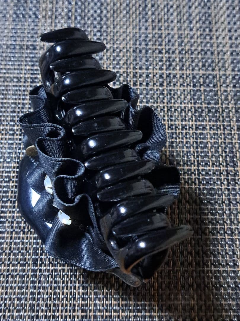 レーヌクロード Reine Claude ヘアクリップ サテンフリル ビジュ 黒