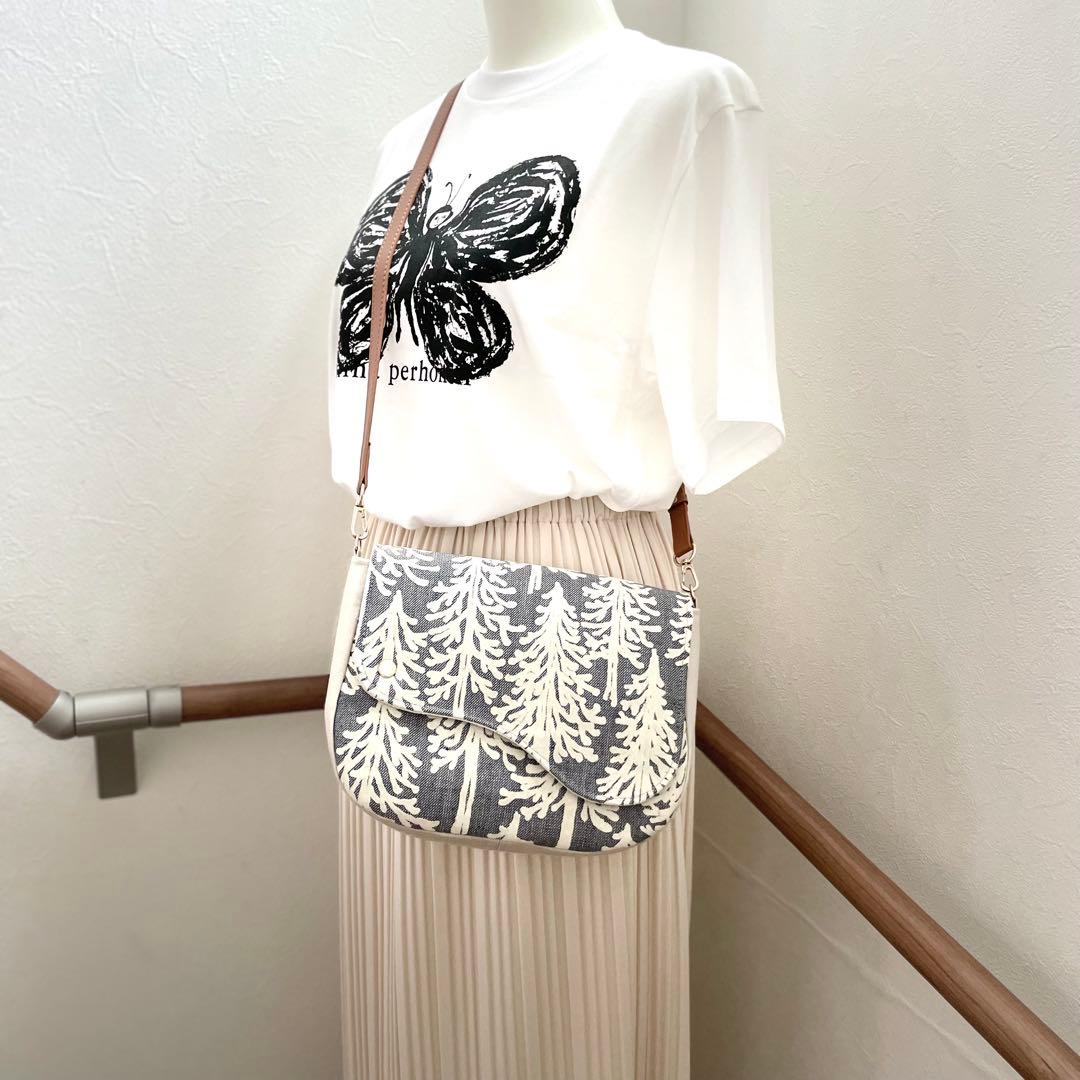 ⚮̈ミナペルホネン　metsä いっぱいポッケのフラップポシェット ⚮̈ミナペルホネン pomppia blue ピアノフラップポシェット 蓋付き