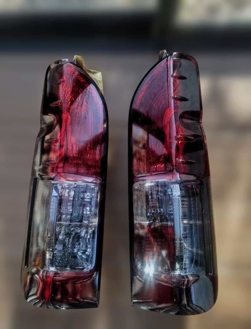 ハイエース200系純正寒冷地仕様テール納車外しグラデーションスモーク