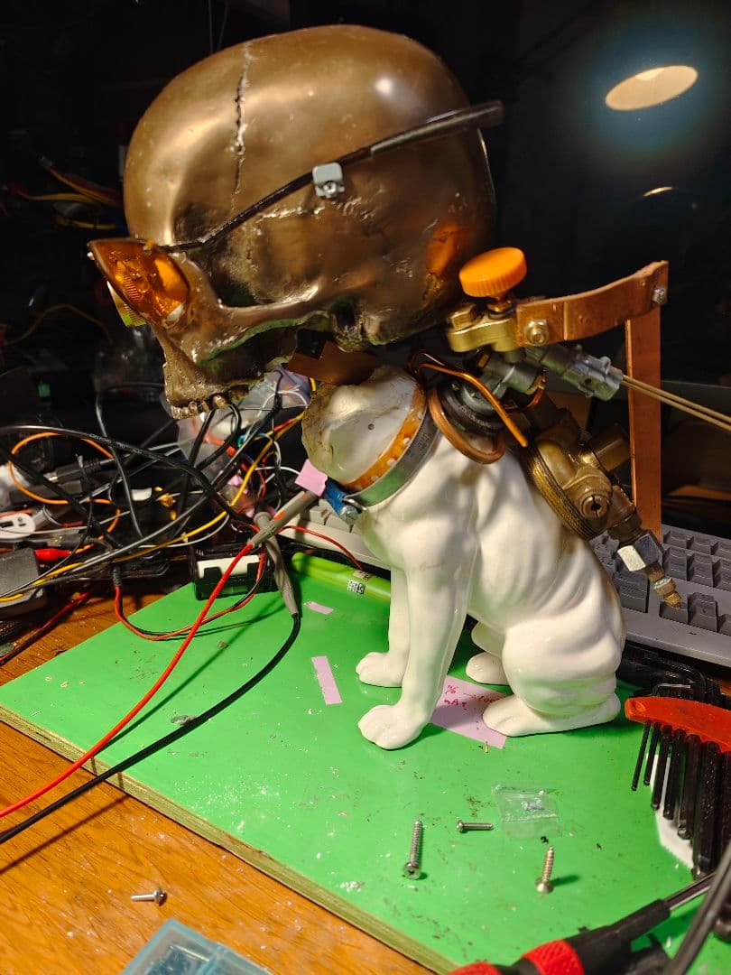 工事中犬アンダーコンストラクションドッグ 犬が建設現場でコンクリートに足跡を残して注意されてる👷🐶 #dog