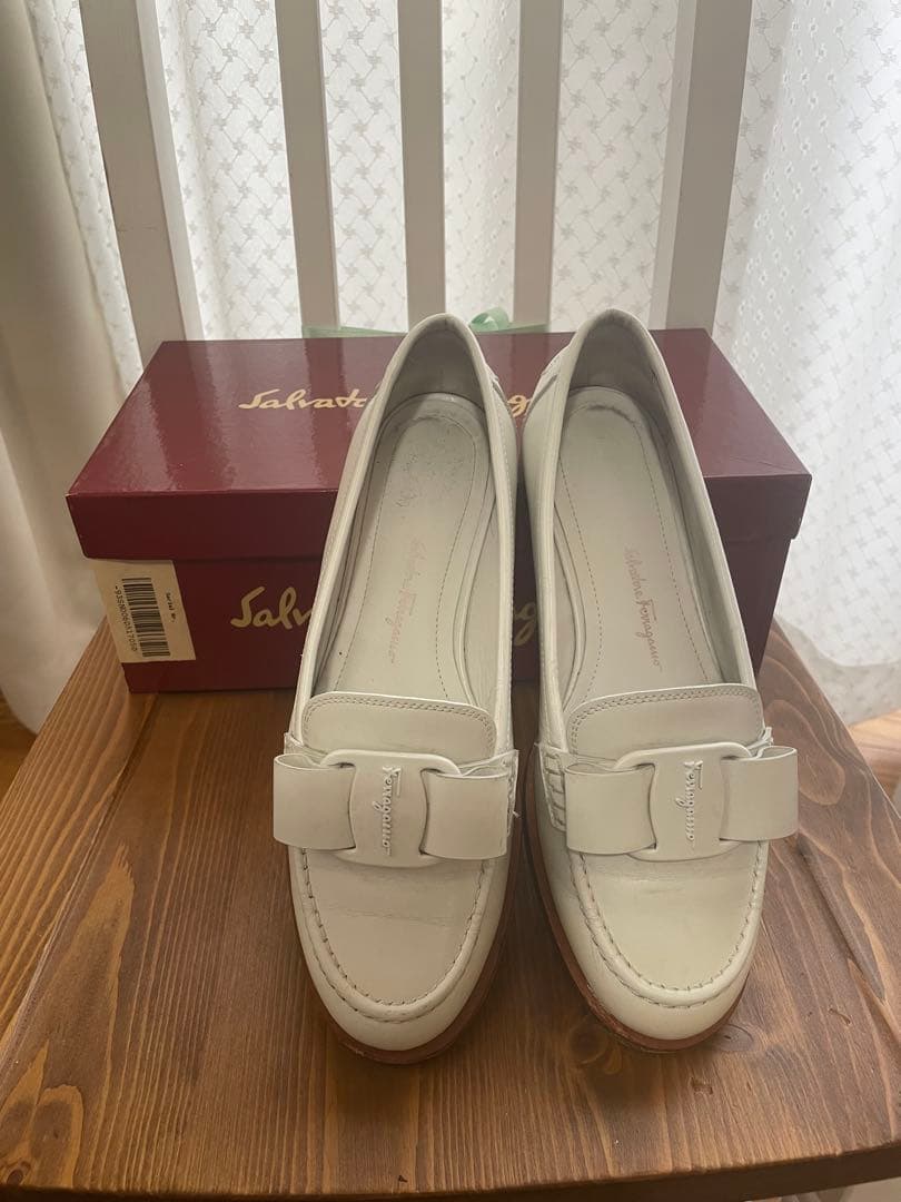 Salvatore Ferragamo VIVA モカシン　ホワイトローファー VIVIAN（ヴィヴィアン） モカシン ローファー レディース ローヒール